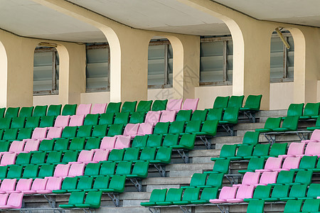 运动体育场绿色和粉色空席位图片
