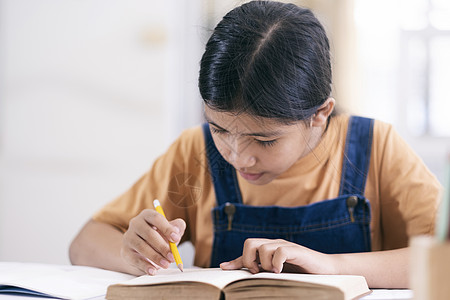 亚裔女孩在家读书做家庭功课家庭作业工作孩子们瞳孔女学生孩子知识班级学校学习图片