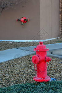 美国新墨西哥州一家旅馆附近的红消防栓图片
