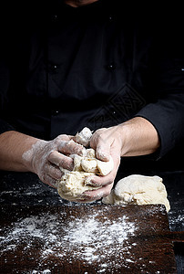面包师揉白小麦面粉面团烹饪木板营养男人糕点男性桌子厨房食物面包图片