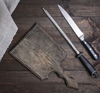 刀磨刀 刀和旧的空木板图片