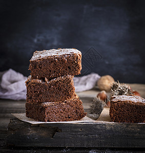 烤面包方形巧克力蛋糕馅饼正方形桌子可可木头甜点小吃营养烘烤棕色食物图片