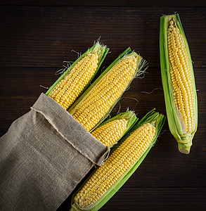 画布袋中成熟的黄玉米鳕农场植物收成木头粮食玉米蔬菜乡村棒子食物图片