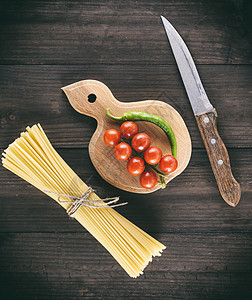 意大利粗意大利长意面和成熟的红樱桃西红柿辣椒美食砧板蔬菜红色食物圆形黄色黑色面条图片