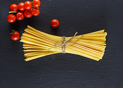 意大利粗意大利长意面和成熟的红樱桃西红柿蔬菜红色食物美食面条黄色黑色圆形图片