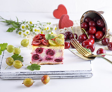 芝士蛋糕加樱桃浆果和自制的干酪食物水果奶油白色馅饼小吃桌子红色甜点图片