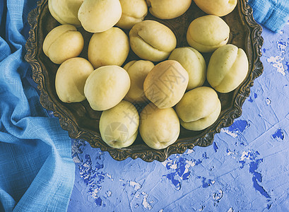 铜铁板中成熟的杏仁食物黄色水果营养饮食收成背景图片