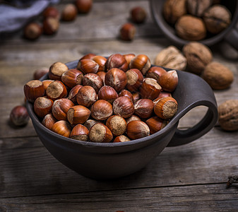 棕色粘土杯中壳壳子中的栗子杯子盘子种子营养食物团体小吃水果木头坚果图片