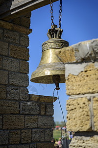 a 铜铃挂在钟楼的锁链上图片