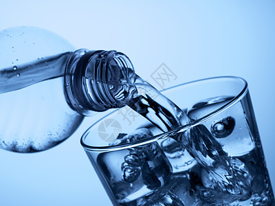 塑料瓶和加冰的玻璃杯茶点饮料立方体玻璃流动矿物蓝色气泡行动运动图片