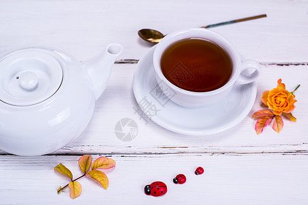 茶里装着白杯子的茶酿酒师乡村飞碟勺子茶碗叶子饮料香气玫瑰液体图片