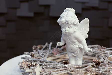 由瓷砖制成的天使雕像雕塑艺术庆典白色锥体花圈床单塑像星星宗教图片