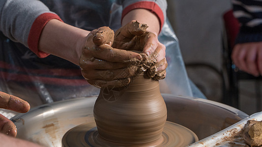 儿童陶艺工作室车轮艺术品艺术家学习工艺训练女孩水壶陶器教学图片