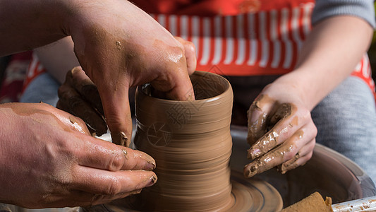 儿童陶艺工作室学习老师训练杯子陶瓷水壶陶器女孩艺术品艺术家图片