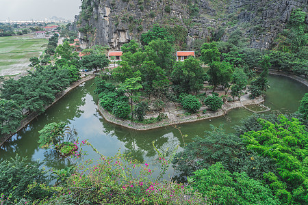 越南湖中央的岛 位于越南的一个湖中图片