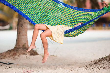 热带度假的美貌女孩在吊床上放松童年海滩女儿快乐假期情感闲暇婴儿旅行海岸图片