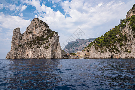 卡普里岛岩石中间的落岩海滩图片