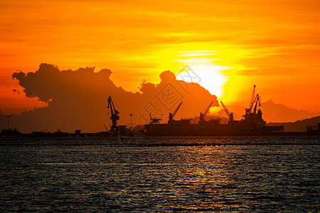 日落在海中海洋运输港口机械太阳商品海景船运码头天空图片