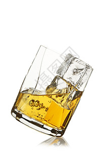 曼巴精神威士忌杯夜生活俱乐部工作室精神麦芽饮料玻璃男性酒精酒吧背景