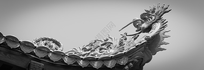 越南典型的玉米屋顶 上面有龙头雕塑和红色瓷砖屋顶 向上观光全景艺术历史遗产装饰品木制品雕刻纪念碑飞檐雕像天空图片