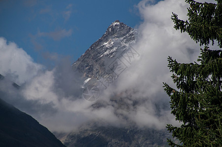 意大利山高山山脉风貌蓝色山谷图片