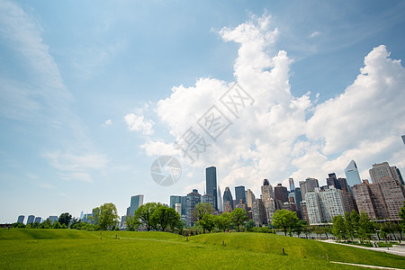 从罗斯福岛飞到纽约曼哈顿游客建筑物天空蓝色草地绿色晴天吸引力建筑学图片