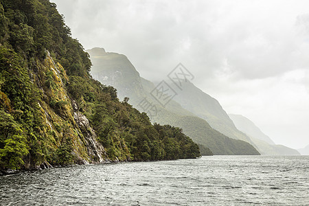 新西兰NZA国家公园 索尔德菲奥德兰国家公园天空树木山地人植物群森林丘陵旅行公园风景天气图片