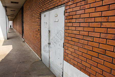 仍然在工厂的门内入口板条建筑植物材料店铺滚筒贮存铁门条带图片