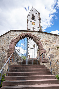 德国南部Bergfelden加固教堂村庄天空历史性旅行遗产蓝色旅游历史地标楼梯图片