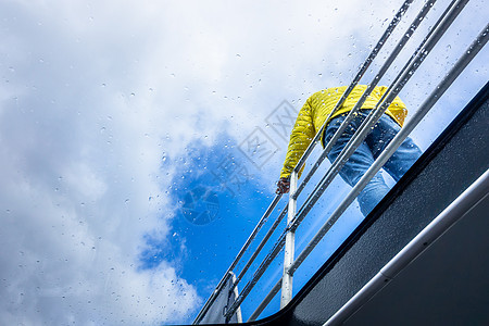 雨天巡演员在栏杆上图片