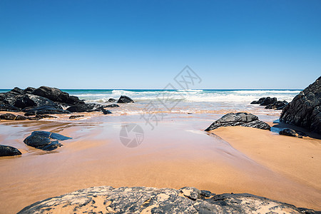 维多利亚港附近澳大利亚南部海滩上的海滩旅行海岸线大海泡沫假期天空石头蓝色旅游岩石图片
