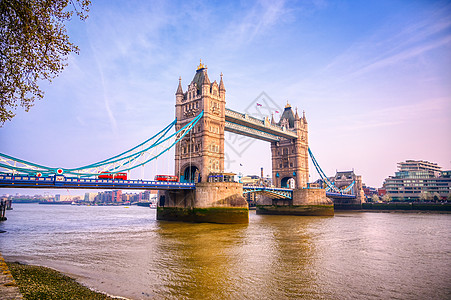 横跨英国伦敦泰晤士河的塔桥地标历史建筑学蓝色游客城市旅行景观首都图片