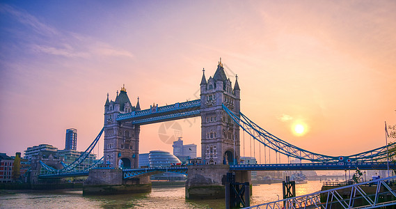 横跨英国伦敦泰晤士河的塔桥地标景观旅行城市首都蓝色历史建筑学游客图片
