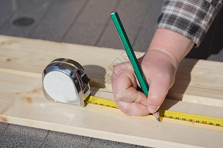 用标尺和铅笔测量木板图片