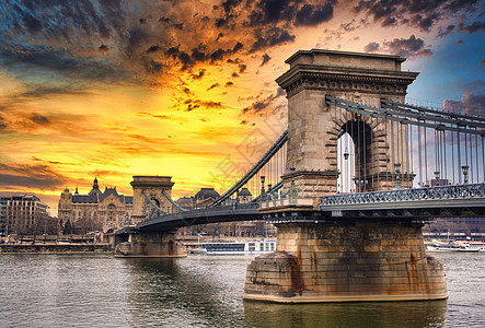 布达佩斯多瑙河上的链桥图片