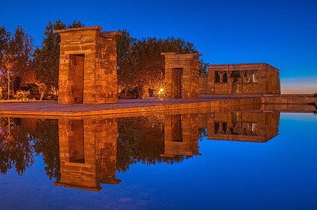 夜里在西班牙马德里的Debod寺庙反射蓝色建筑地标旅行石头公园历史性日落废墟图片