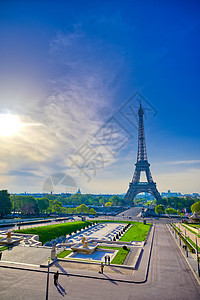 来自法国巴黎街头的埃菲尔铁塔天际旅行日出首都旅游蓝色城市建筑学建筑纪念碑背景图片
