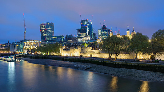 云雾之夜的伦敦天线市中心商业办公室反射玻璃城市天空天际建筑金融图片