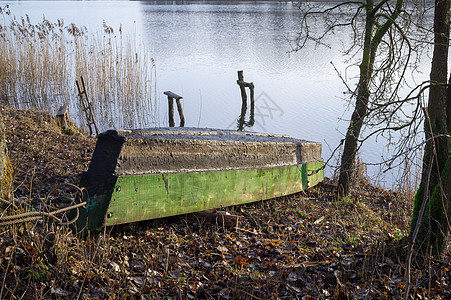 湖岸上的旧木船或划艇图片