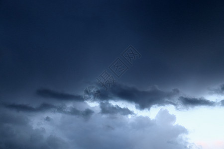 暴风雨前的黑暗云层正在震动编队雨云雷雨天空天气蓝色形成全景天堂风暴图片