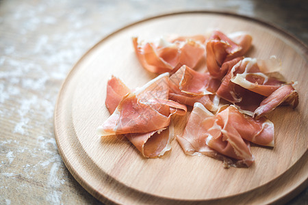 木木背景的Jamon农民农场猪肉桌子早餐熏肉熟食木板食物迷迭香图片