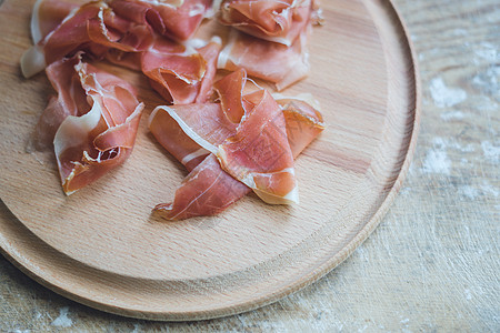 木木背景的Jamon食物乳酪猪肉午餐草本植物熏肉美食剑纹木板桌子图片
