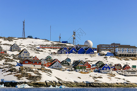 许多因努伊特人小屋和位于岩石的多彩房屋小木屋支撑房子风景场景海岸漂流全景港口冰山图片