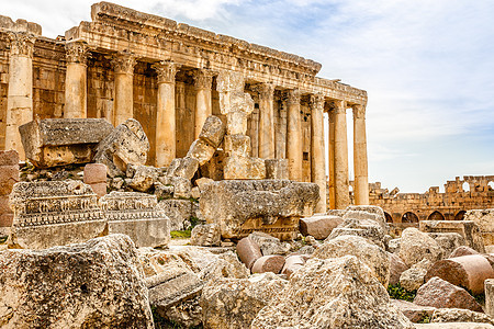 古罗马拜克斯寺庙的柱子 周围有废墟世界帝国文化上帝建筑学遗迹寺庙古董景点建筑图片