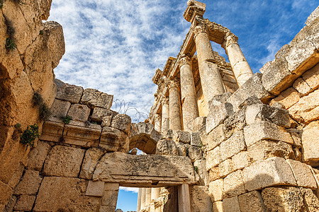 古罗马拜克斯寺庙的柱子 周围有废墟文化考古学纪念碑石头世界旅游木星宗教古董城市图片