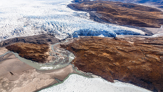格陵兰冰盖将冰川融化成有苔原气流的河流图片
