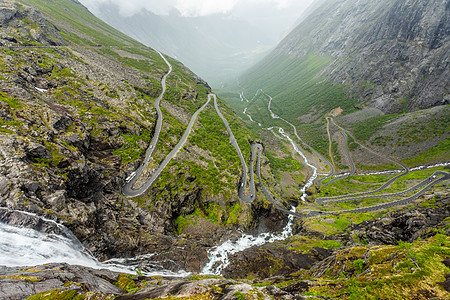 巨人之路 横跨山的弯曲道路血统车道全景交通旅行巨魔溪流曲线峡谷爬坡图片