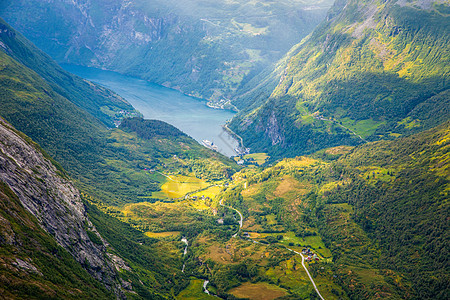 观望Geiranger峡湾的绿色山谷 周围环绕着穆恩山脉国家地标峡湾风景全景支撑图片