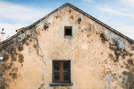 葡萄牙一座传统古老房屋的建筑结构图 建于葡萄牙房子岩石历史性石头乡村窗户石板财产古董历史图片