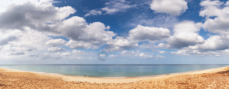 阳光明媚的日子里 安达曼海的全景风景宁静 热带海滩的景观全景风景 海洋 旅游和度假目的地的海景自然背景图片